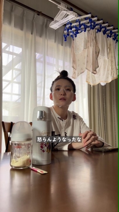 夫と会話する妻