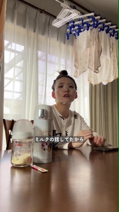 夫と会話する妻