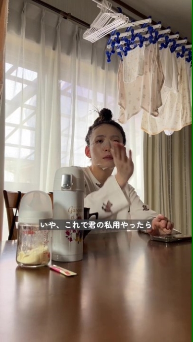 夫と会話する妻