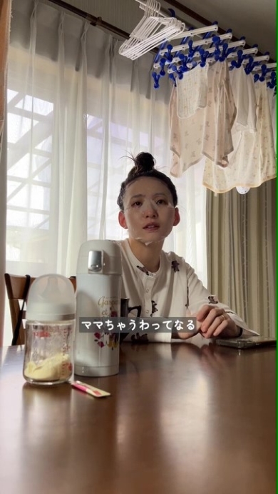 夫と会話する妻