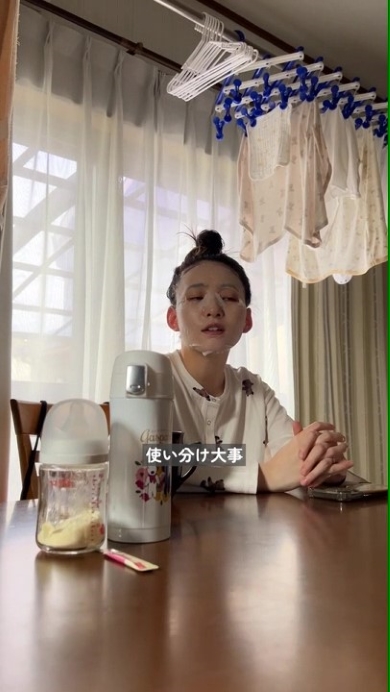 夫と会話する妻