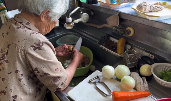 手際よく野菜を切るおばあちゃん