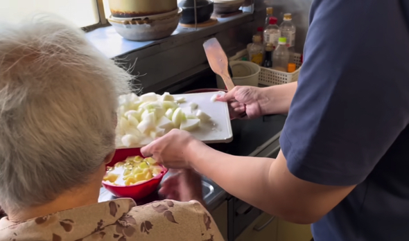 お手伝いをする孫