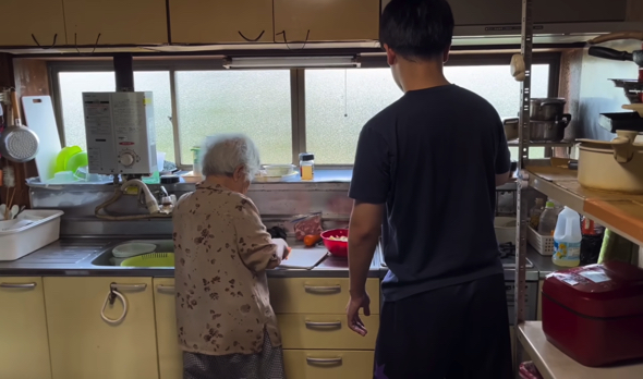 台所に並ぶおばあちゃんとひ孫
