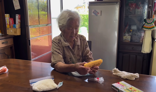 アイスを食べて休憩をするおばあちゃん