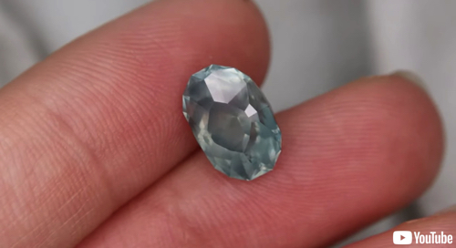 カットして磨かれるサファイアの原石