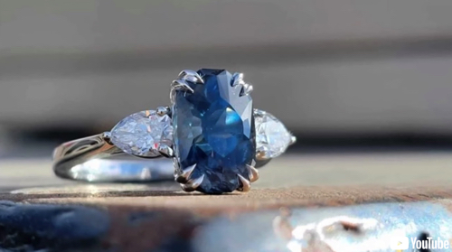 カットして磨かれるサファイアの原石