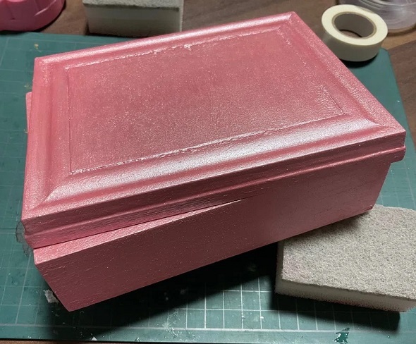 夢の宝石箱を作るためピンク色に塗装したダイソーの木箱