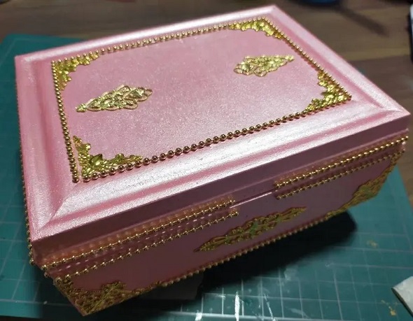 夢の宝石箱を作るために装飾を施したダイソーの木箱