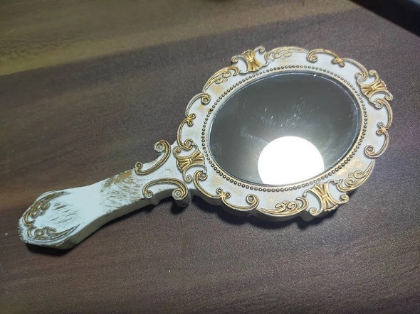 持っていた手鏡を夢の宝石箱の材料にする