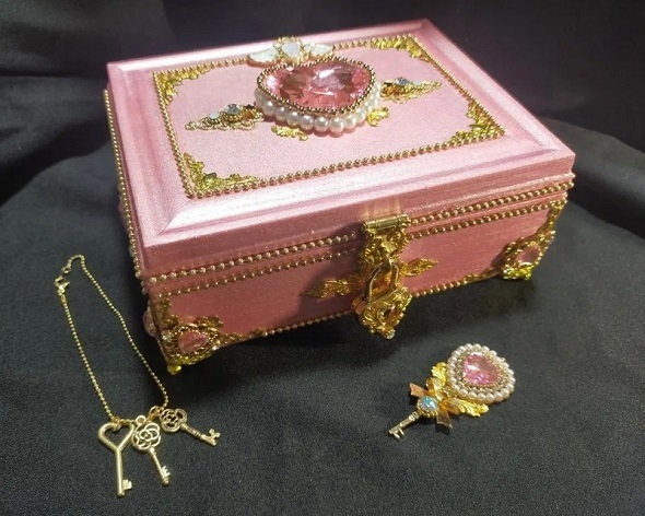 ダイソーの木箱をベースに作り上げた夢の宝石箱