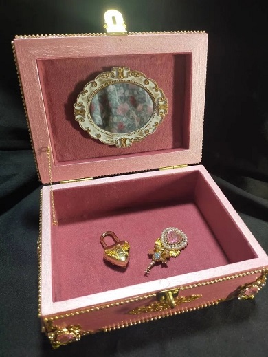 ダイソーの木箱をベースに作り上げた夢の宝石箱の内側