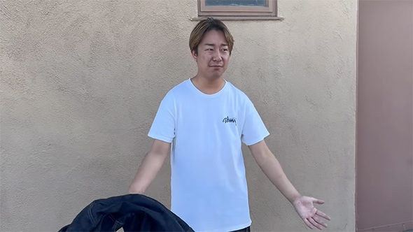 手を広げる男性