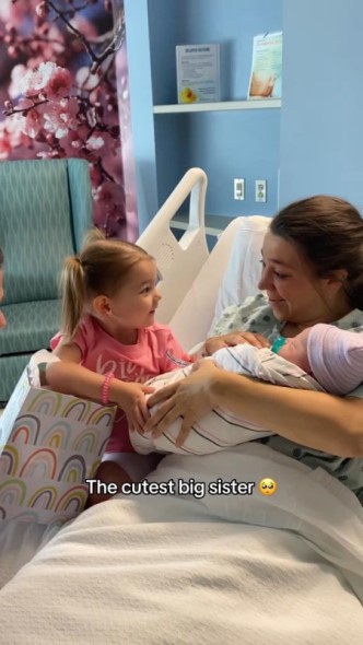 生まれたばかりの妹と初めて会ったお姉ちゃん