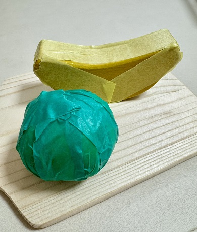 マスキングテープで皮の部分を再現したキャベツとバナナ