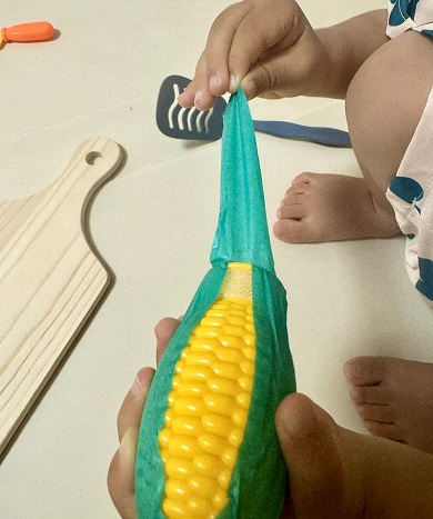 子どもがマスキングテープで再現したトウモロコシの皮をむく様子