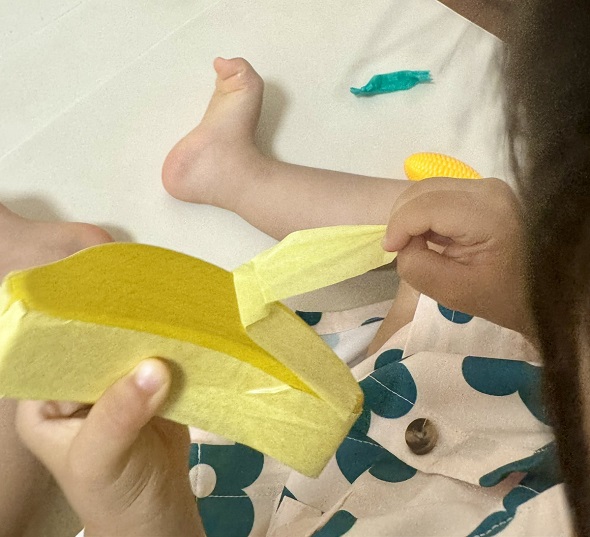 子どもがマスキングテープで再現したバナナの皮をむく様子