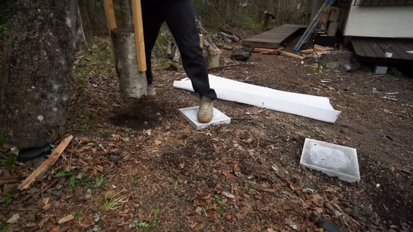 庭を片付けてデッキ用の台座を設ける