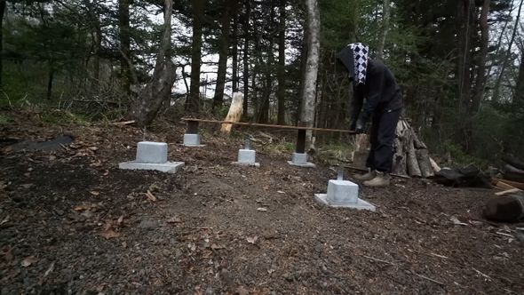 束柱の長さを調整して庭の傾斜に対処する