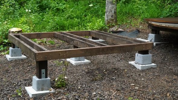 束柱に根太用の木材を組んで完成した土台