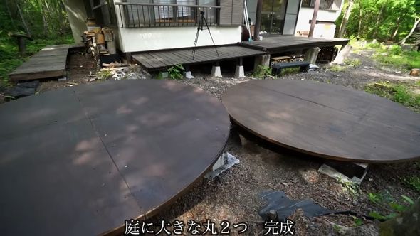 完成した2つの丸いデッキが並んでいる様子