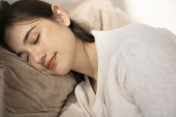 眠っている女性