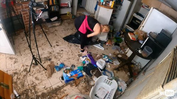 床が泥だらけの部屋の掃除動画