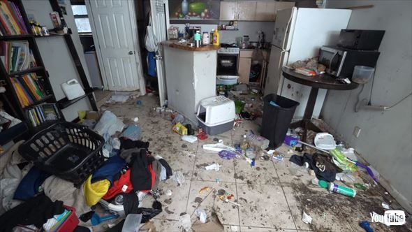 床が泥だらけの部屋の掃除動画