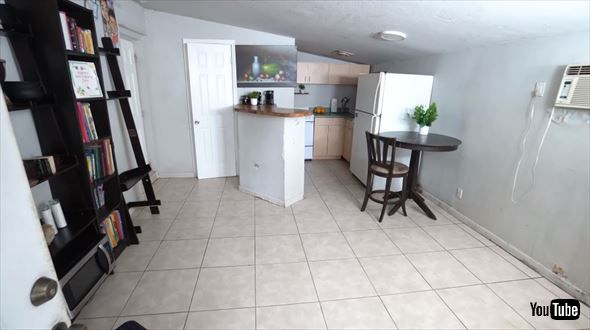 床が泥だらけの部屋の掃除動画