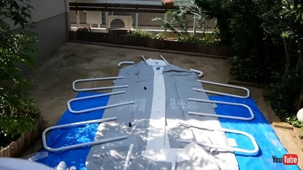 子どもたちのために自宅にプールを建てるダイアン津田