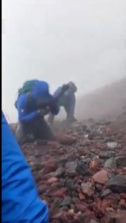 暴風雨の中で出動した救助隊員