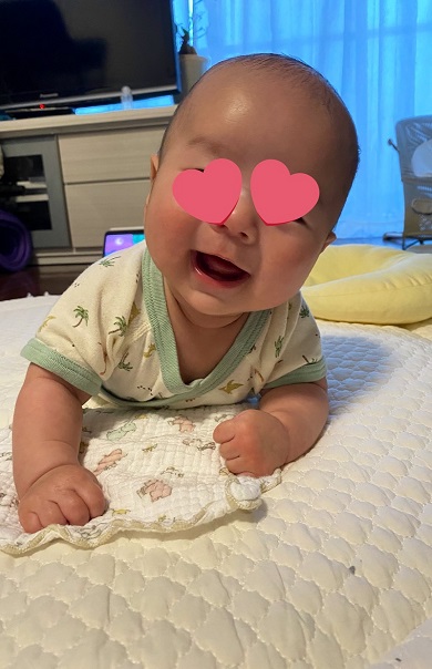 生後3カ月を過ぎて元気にハイハイする赤ちゃん