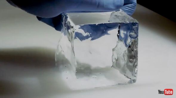 透明な四角い氷