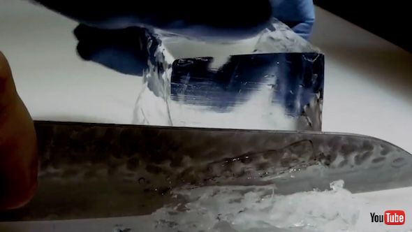 氷を切る