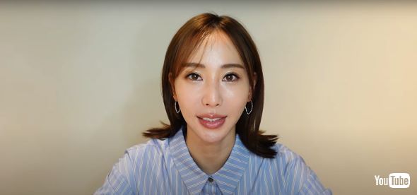 離婚についてYouTubeで報告する秋倉さん