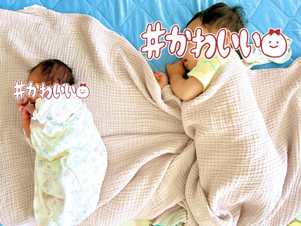 並んで寝る2人の赤ちゃん