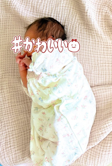 並んで寝る2人の赤ちゃん