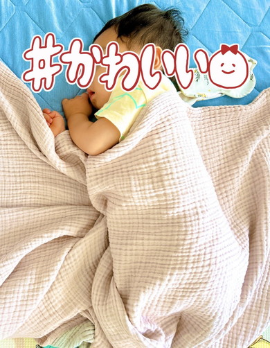 並んで寝る2人の赤ちゃん