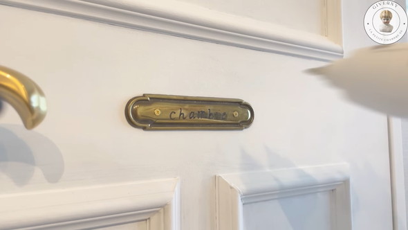 納戸をパリの小部屋風にDIYでアレンジする様子