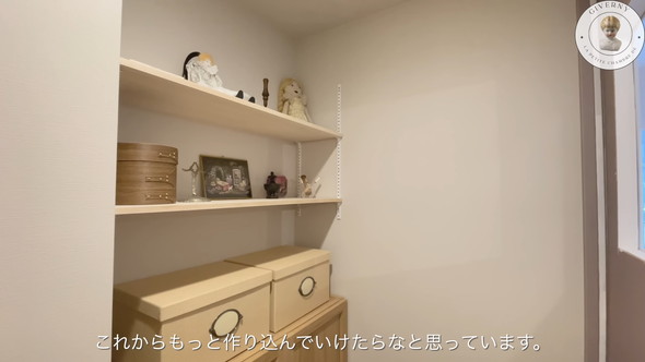 納戸をパリの小部屋風にDIYでアレンジする様子