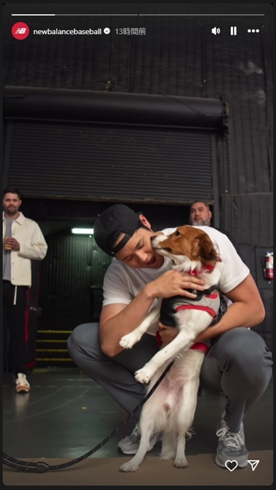 愛犬のデコピンとたわむれる大谷翔平