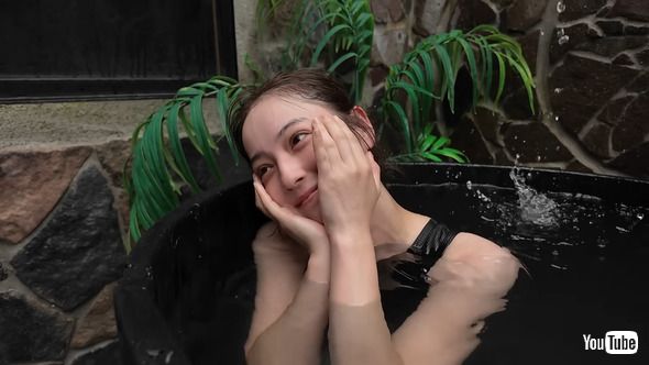 サウナに入る佐々木希さん