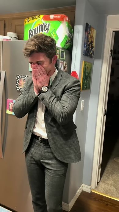 ゲームの設問という形で妊娠を伝えられ涙する夫