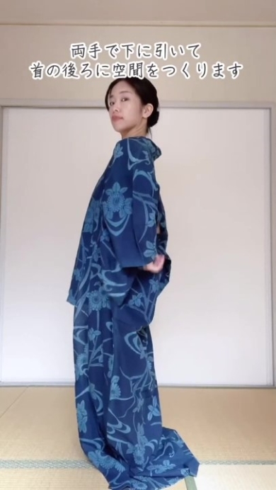 着付けをする女性