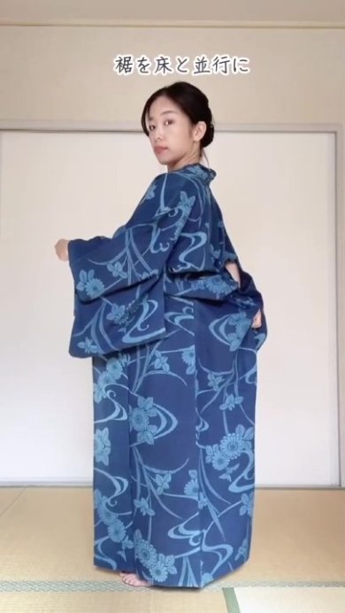 着付けをする女性