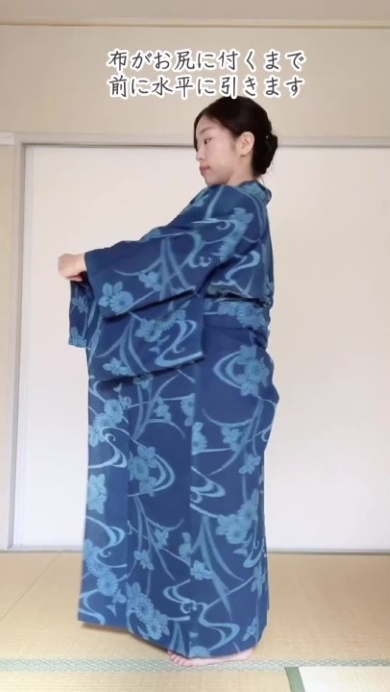 着付けをする女性