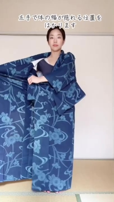 着付けをする女性