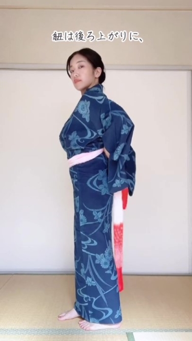 着付けをする女性