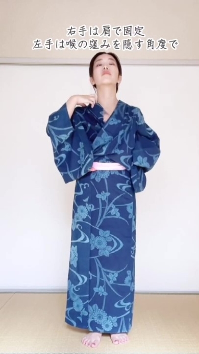 着付けをする女性