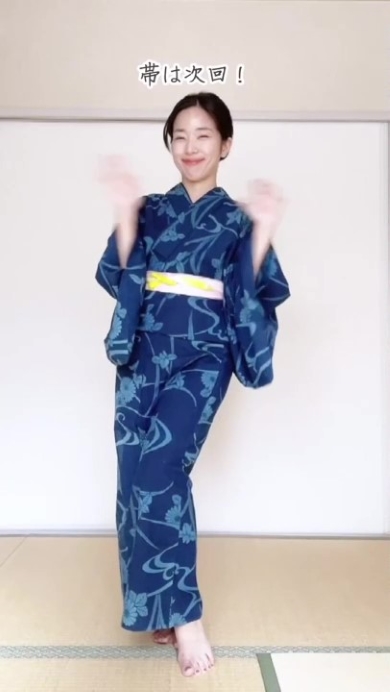 着付けをする女性